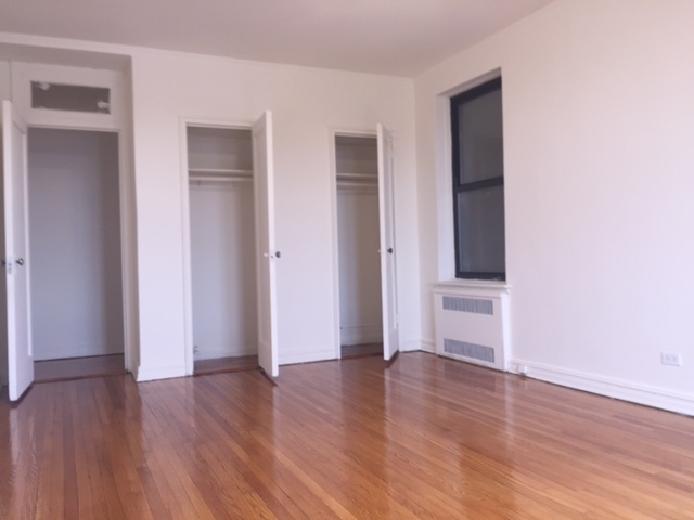 Apartment in Flushing - Elmhurst Avenue  Queens, NY 11373