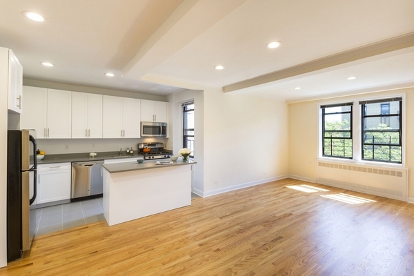 Apartment in Kew Gardens - Austin Street  Queens, NY 11415