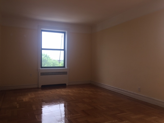Apartment in Forest Hills - Austin Street  Queens, NY 11375