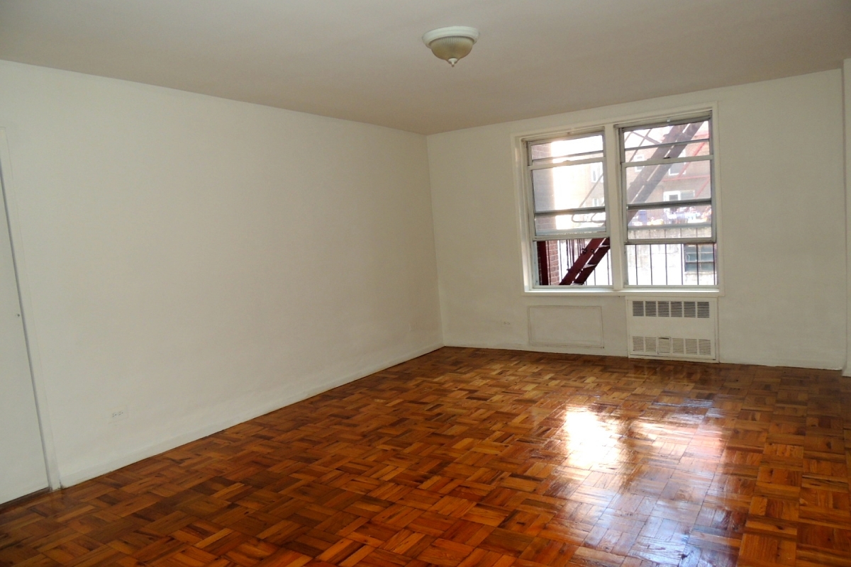 Apartment Parsons Blvd  Queens, NY 11354, MLS-RD2383-4