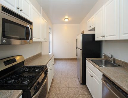 Apartment in Kew Gardens - Metropolitan Avenue  Queens, NY 11415