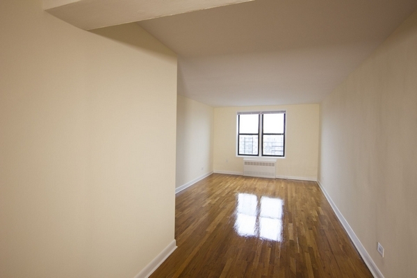 Apartment in Forest Hills - 62nd Avenue  Queens, NY 11375