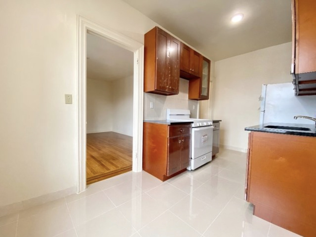 Apartment Parsons Blvd  Queens, NY 11354, MLS-RD3856-4