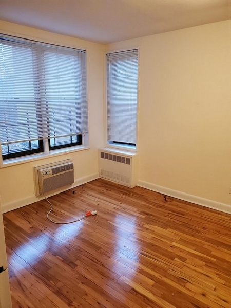 Apartment Crescent Street  Queens, NY 11106, MLS-RD4401-3