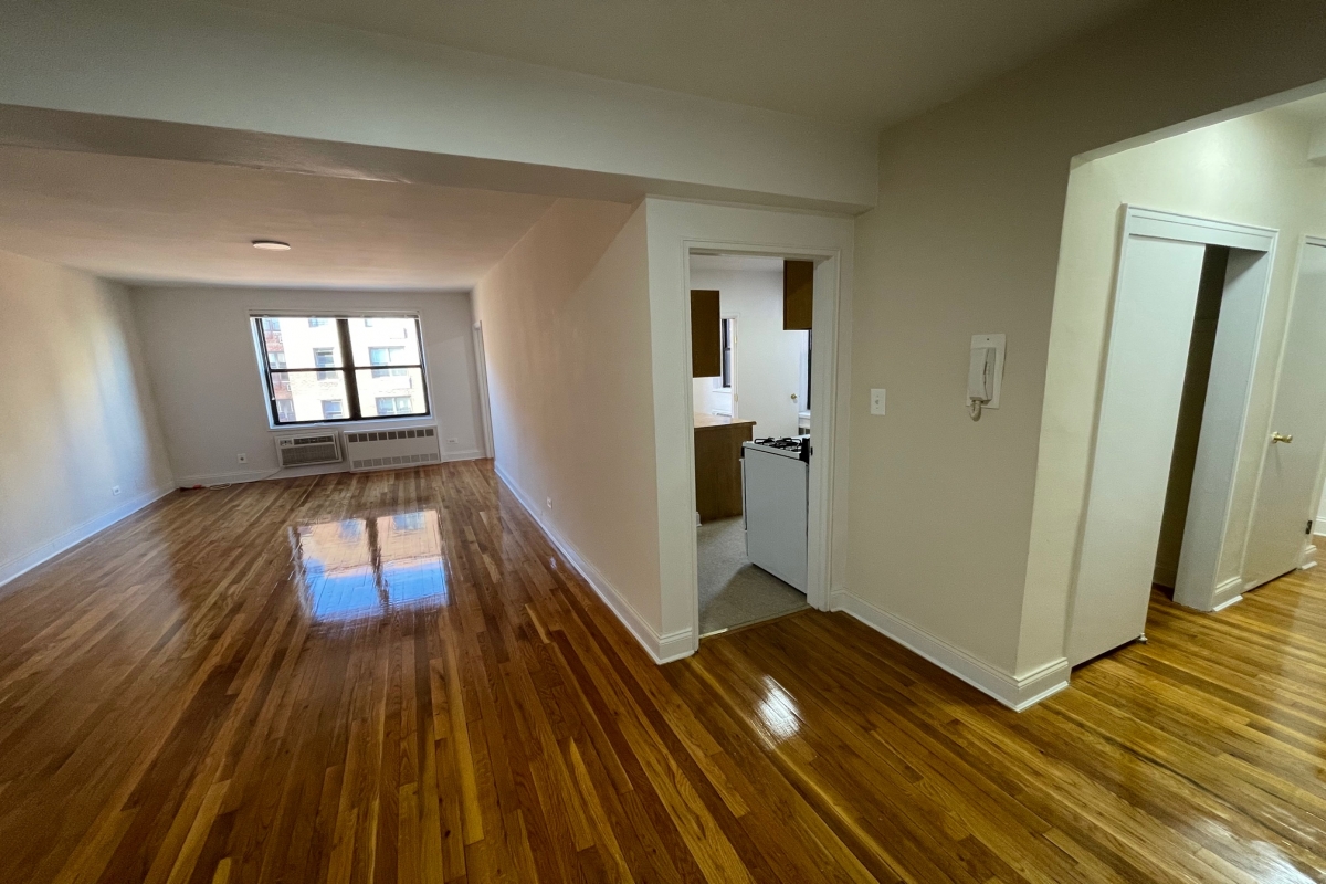 Apartment in Forest Hills - 67th Road  Queens, NY 11375