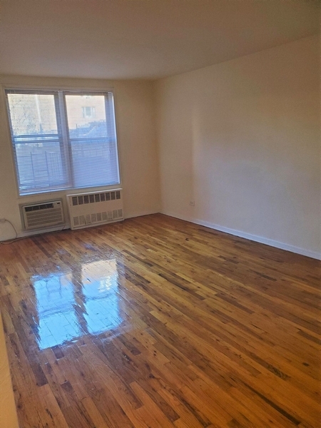 Apartment Crescent Street  Queens, NY 11106, MLS-RD4528-2