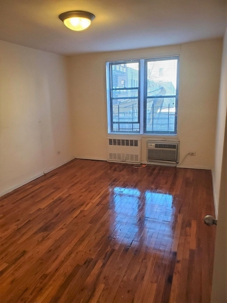 Apartment Crescent Street  Queens, NY 11106, MLS-RD4528-3