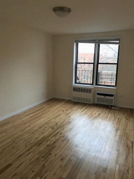 Apartment in Richmond Hill - 87th Avenue  Queens, NY 11418