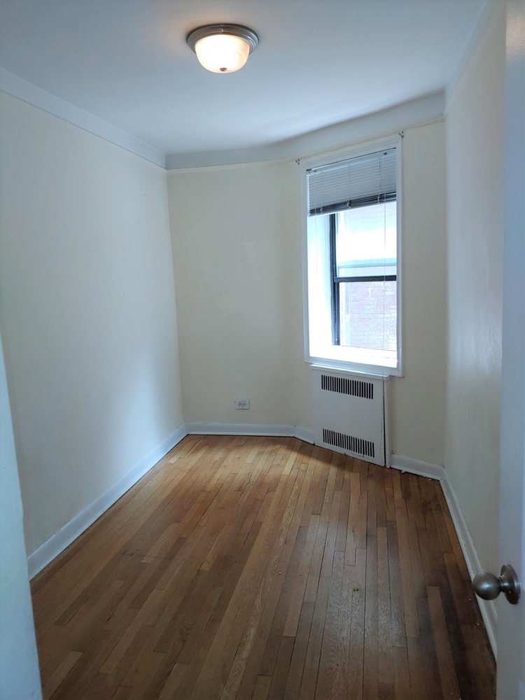 Apartment Saunders Street  Queens, NY 11374, MLS-RD4663-2