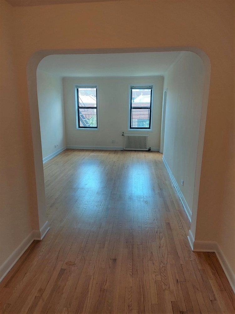 Apartment 42nd Street  Queens, NY 11104, MLS-RD4664-8