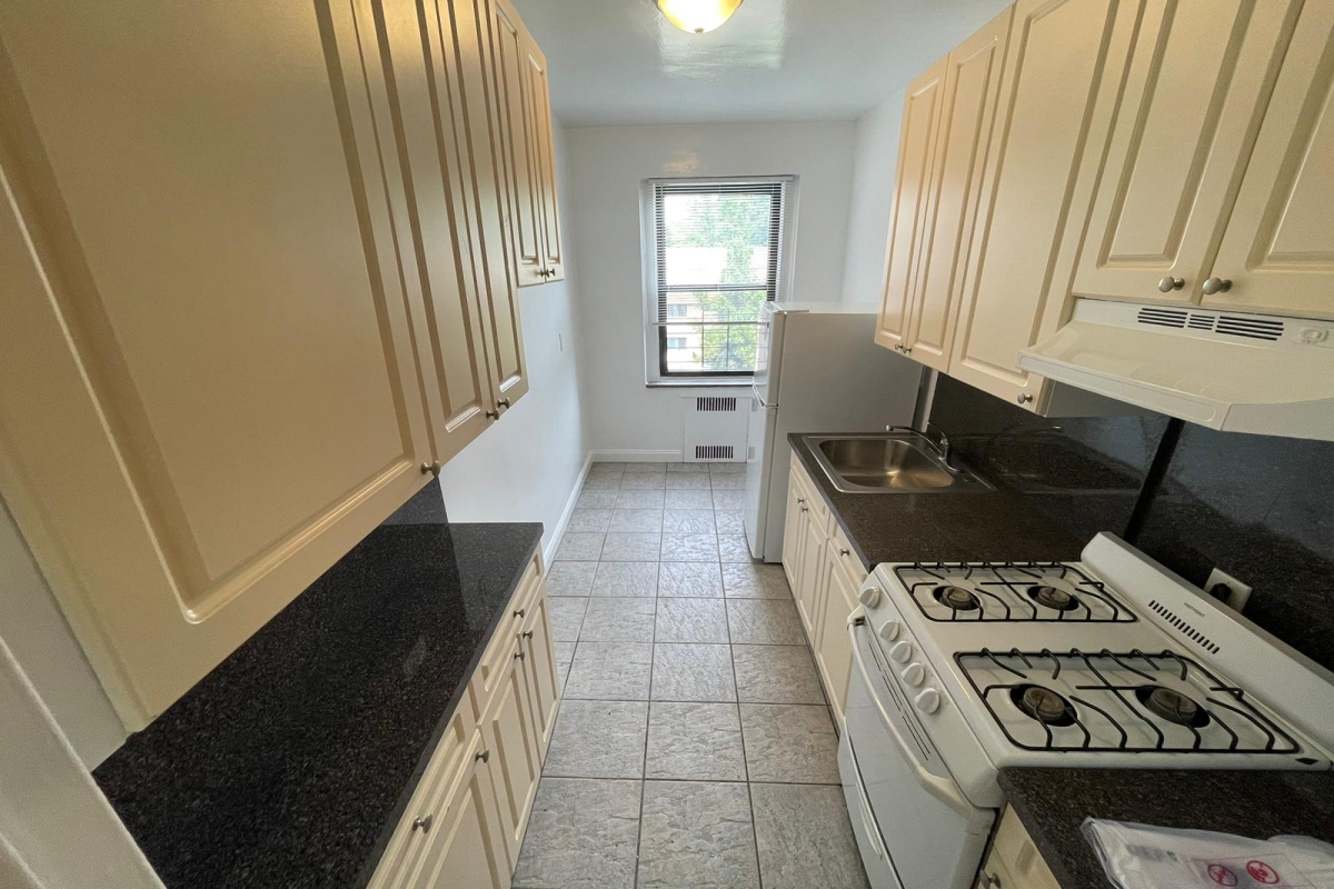 Apartment Highland Avenue  Queens, NY 11432, MLS-RD5105-2