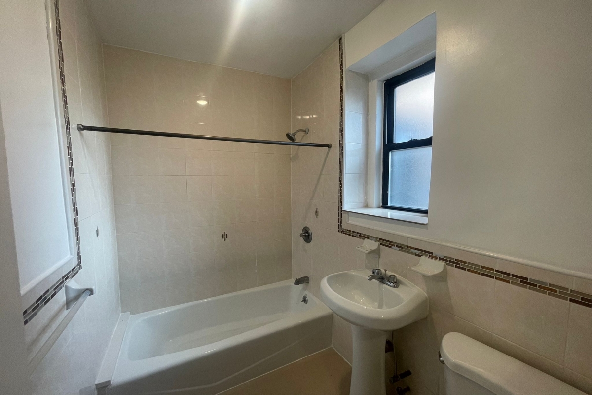 Apartment Saunders Street  Queens, NY 11374, MLS-RD5134-15