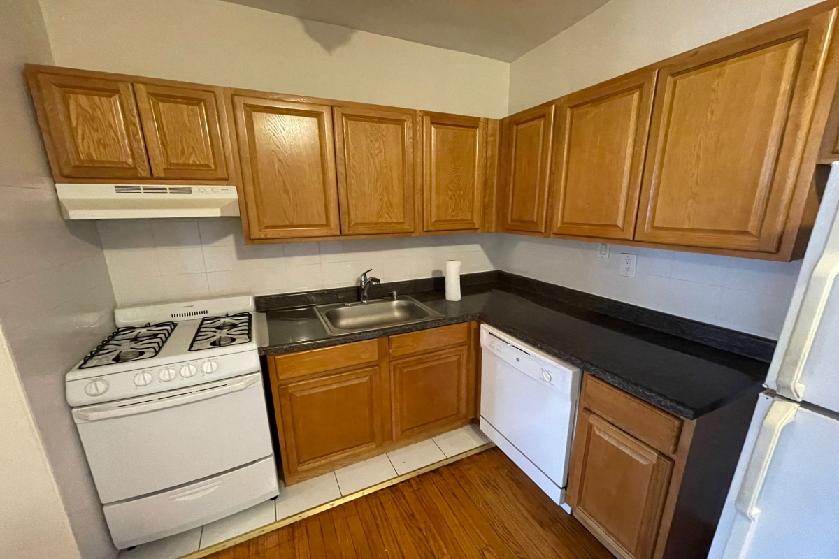 Apartment in Kew Gardens - 83rd Avenue  Queens, NY 11415