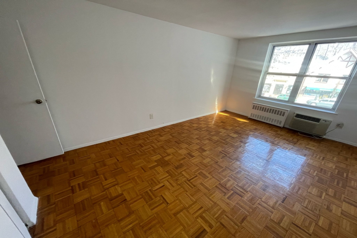 Apartment Douglaston Pkwy  Queens, NY 11363, MLS-RD5281-20