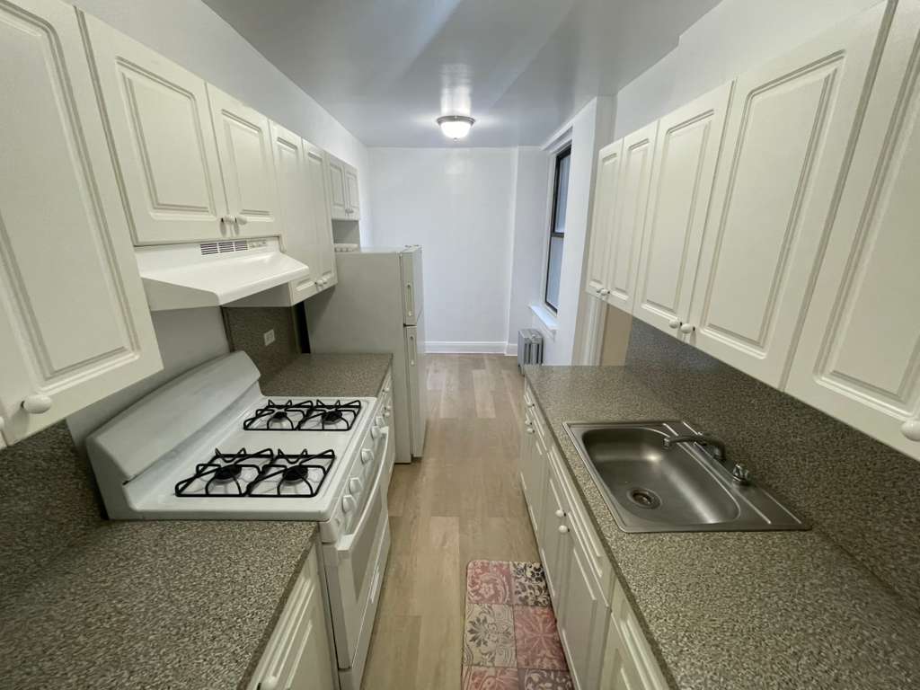 Apartment Saunders Street  Queens, NY 11374, MLS-RD5337-2