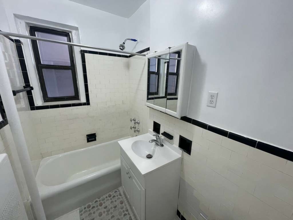 Apartment Saunders Street  Queens, NY 11374, MLS-RD5337-19