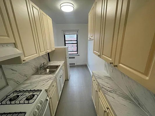 Apartment Highland Avenue  Queens, NY 11432, MLS-RD5340-5