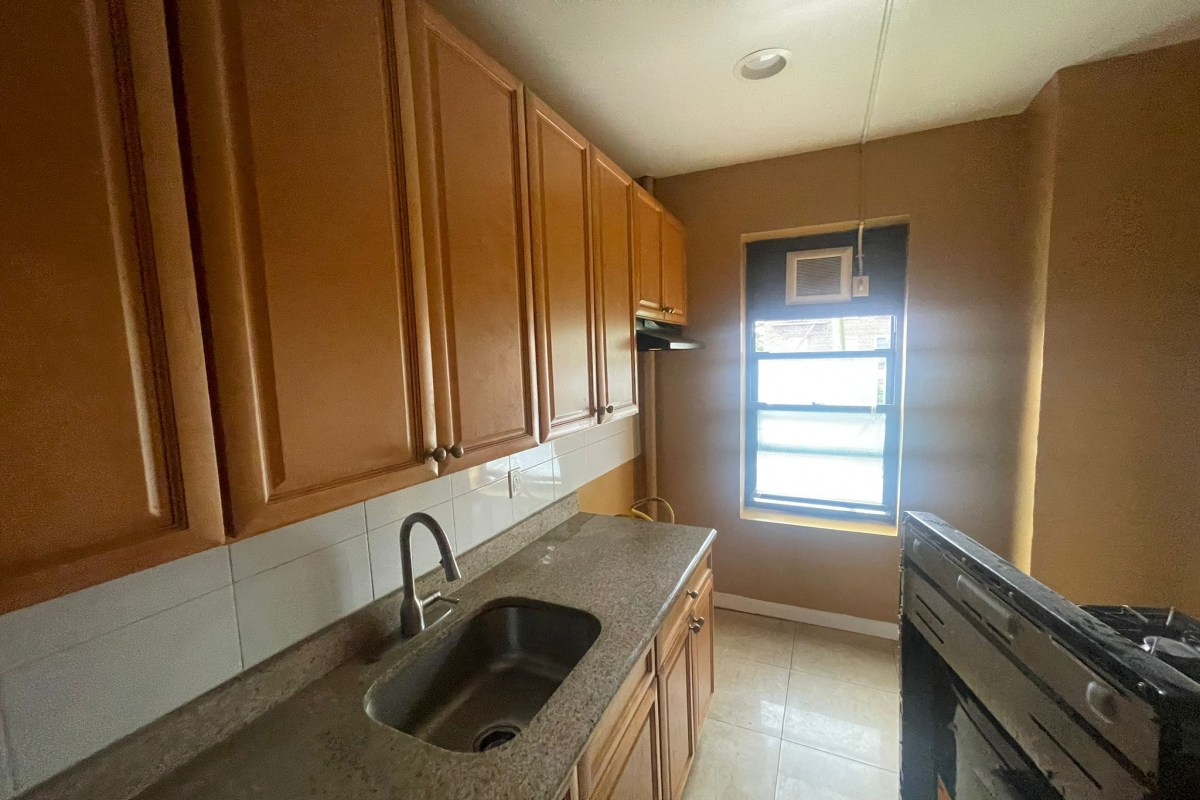 Apartment Sandford Avenue  Queens, NY 11358, MLS-RD5356-3