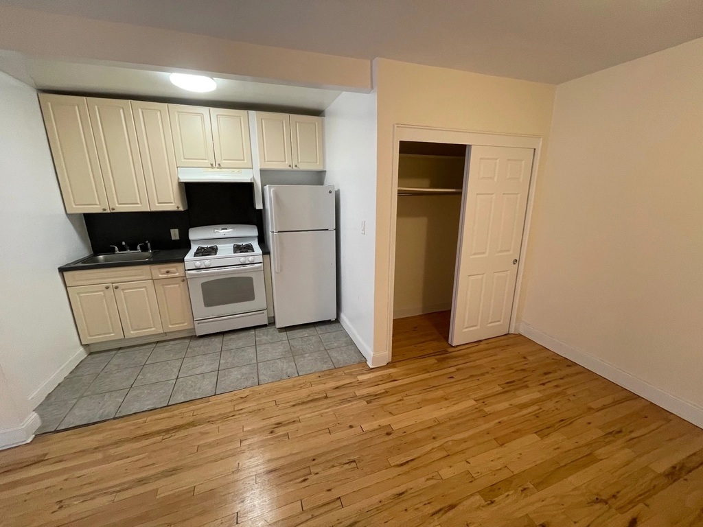 Apartment Elbertson Street  Queens, NY 11377, MLS-RD5404-2