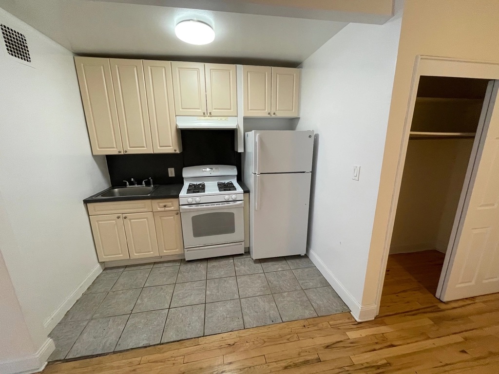Apartment Elbertson Street  Queens, NY 11377, MLS-RD5404-3