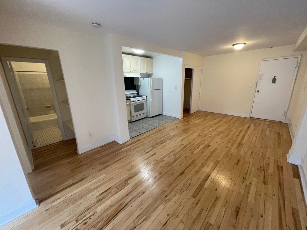 Apartment Elbertson Street  Queens, NY 11377, MLS-RD5404-4