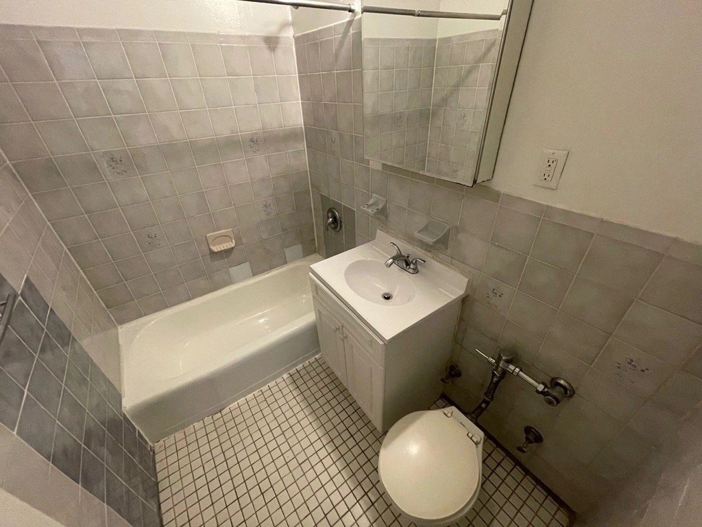 Apartment Elbertson Street  Queens, NY 11377, MLS-RD5404-16