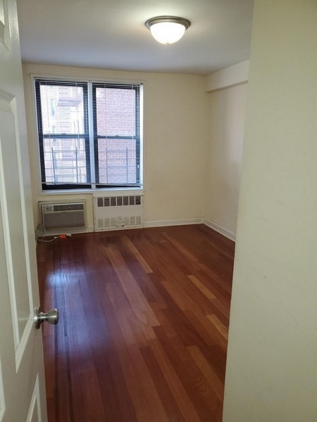 Apartment Crescent Street   Queens, NY 11106, MLS-RD5458-4