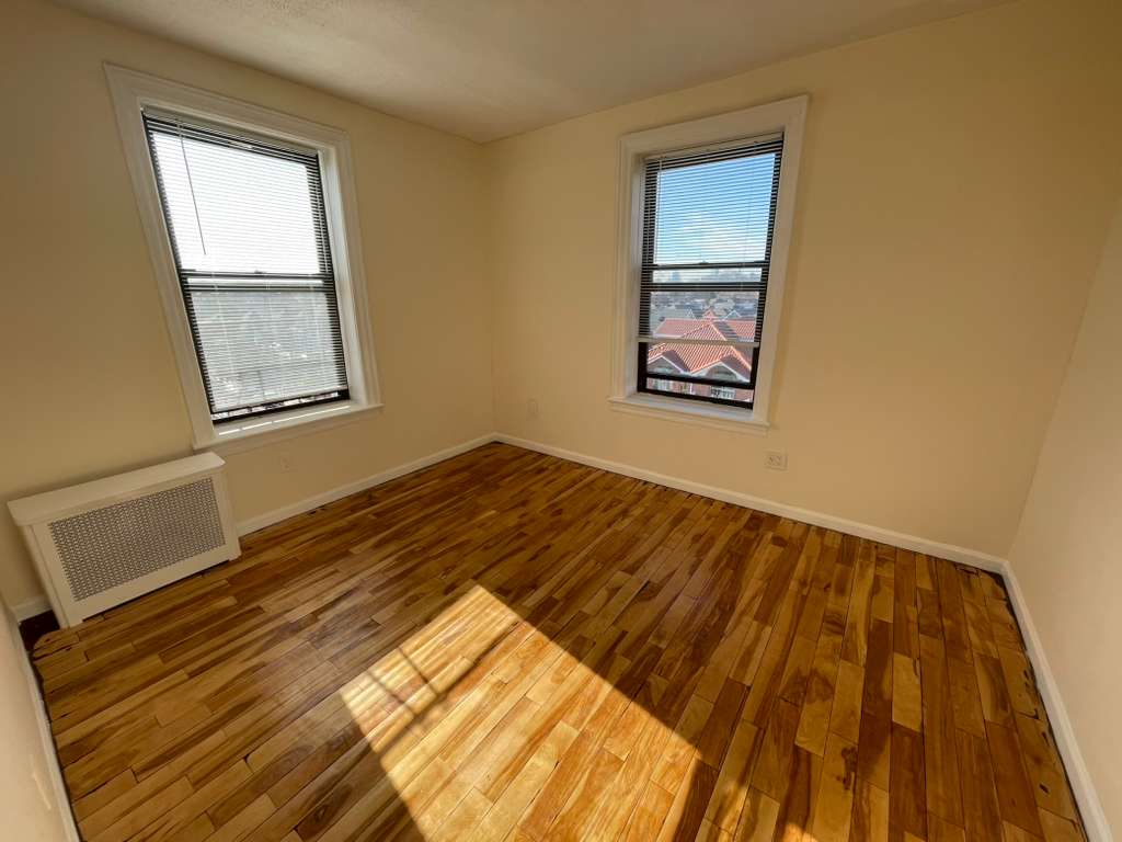 Apartment Sanford Avenue  Queens, NY 11358, MLS-RD5523-17