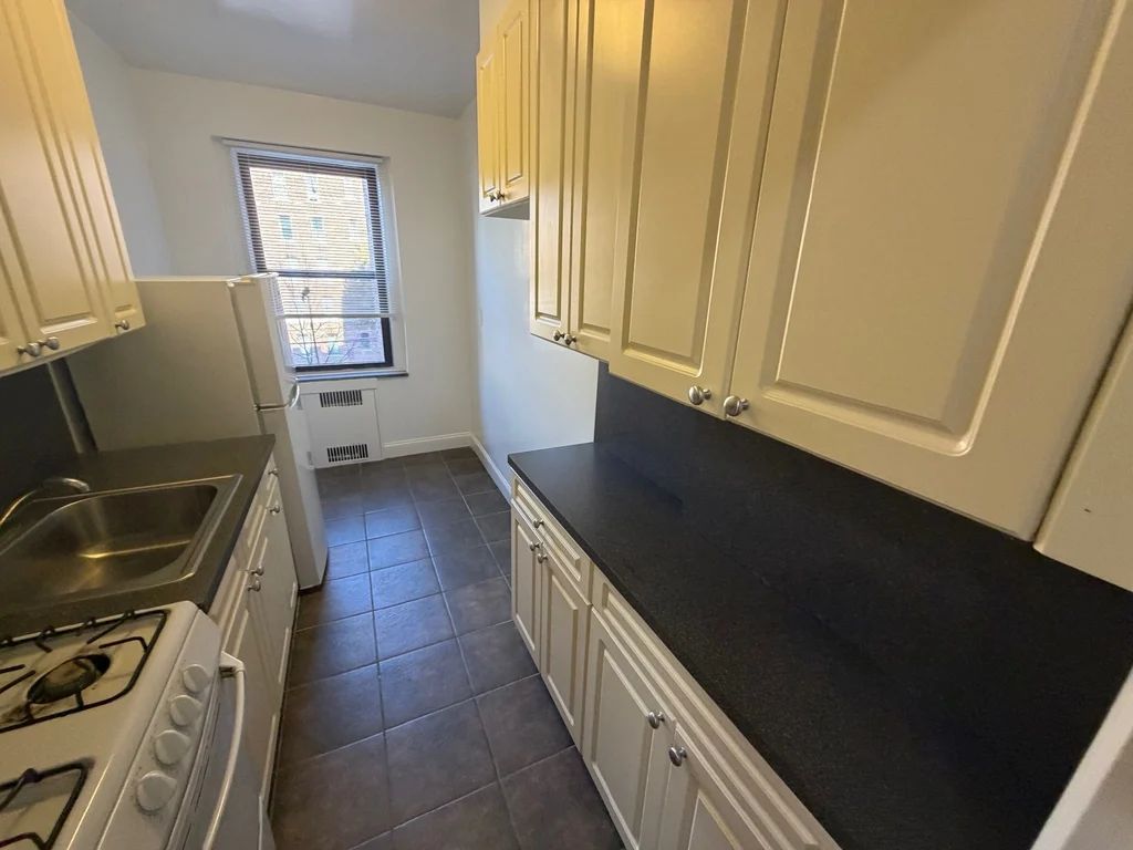 Apartment Highland Avenue Queens, NY 11432, MLS-RD5556-3