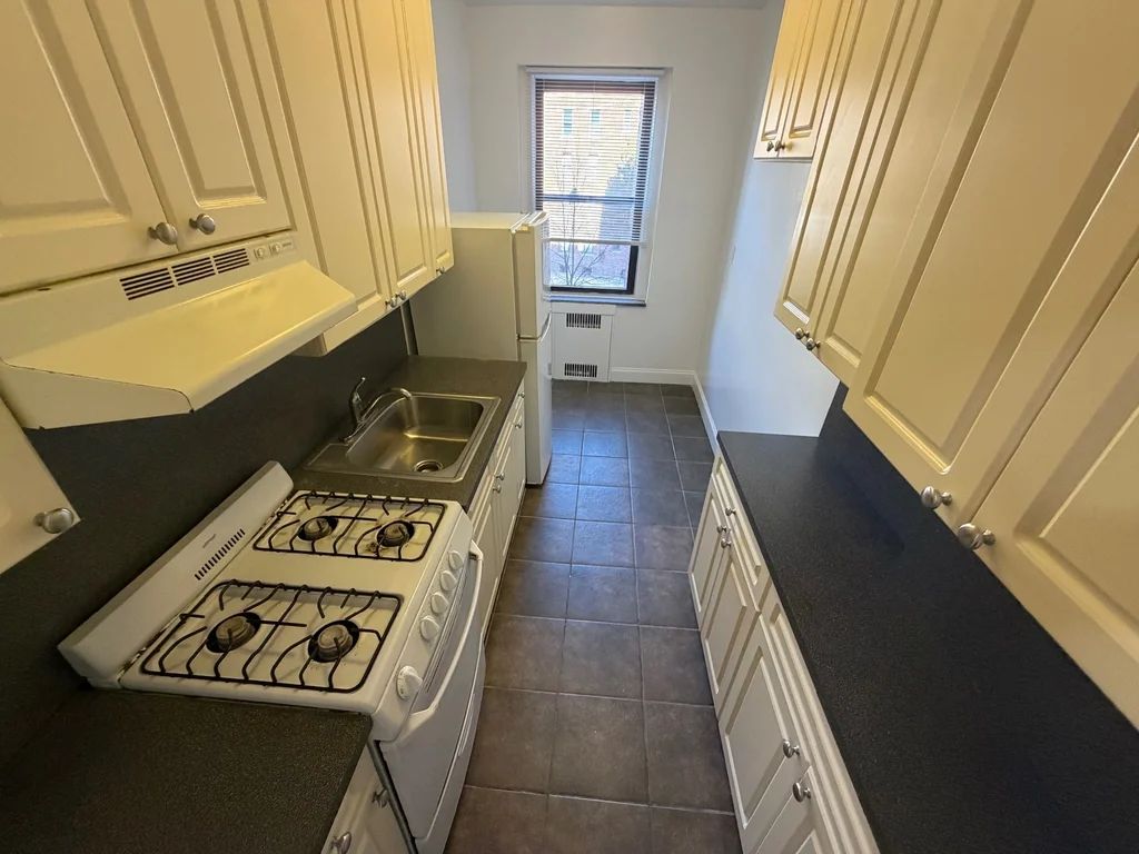 Apartment Highland Avenue Queens, NY 11432, MLS-RD5556-4