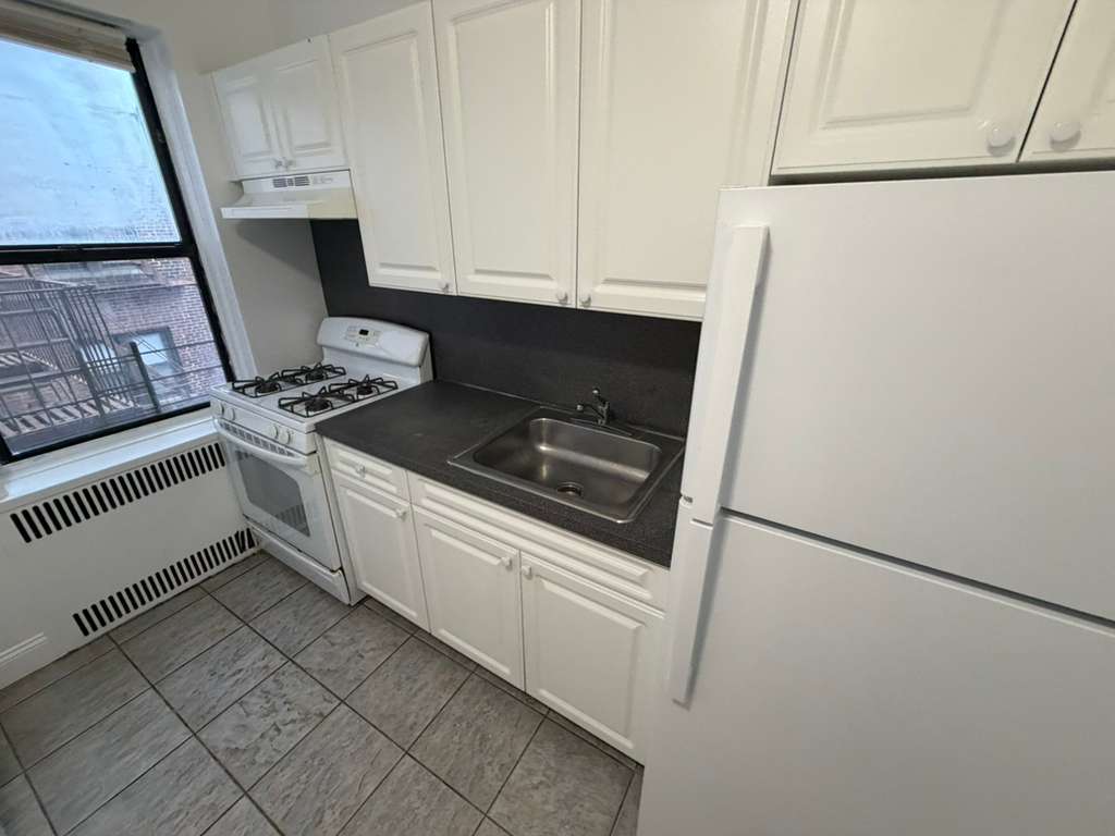 Apartment 32nd Avenue  Queens, NY 11377, MLS-RD5566-3