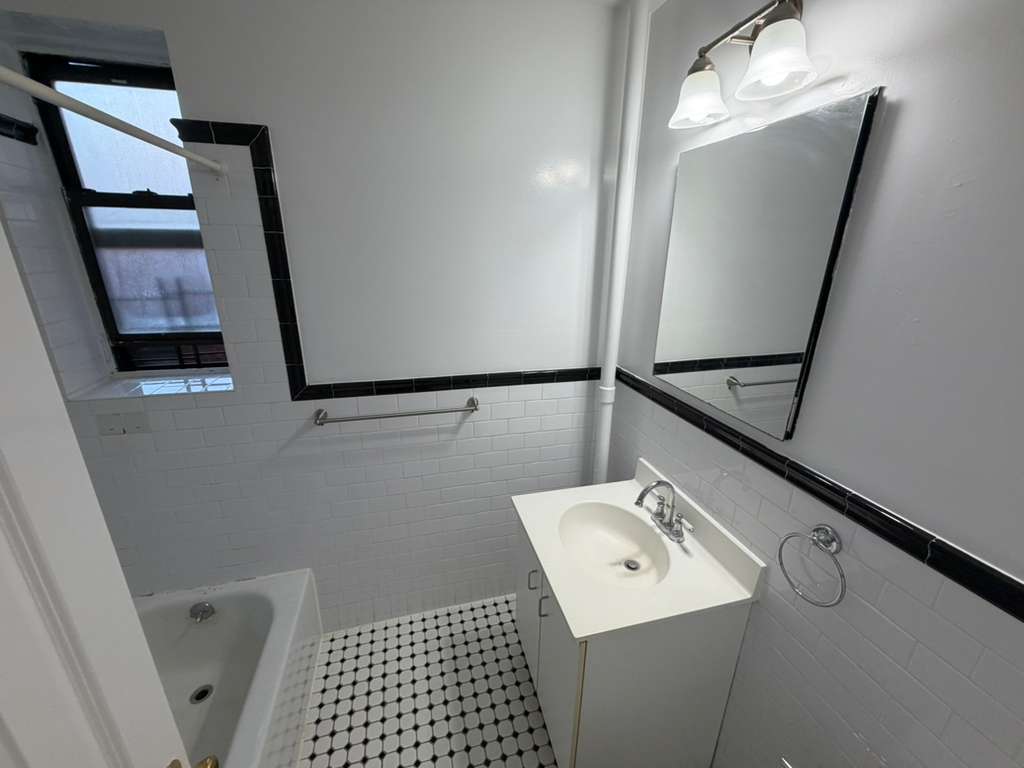 Apartment 32nd Avenue  Queens, NY 11377, MLS-RD5566-19