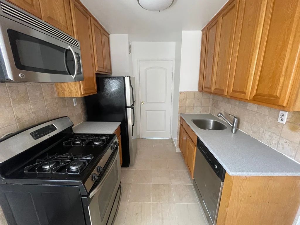 Apartment Douglaston Pkwy Queens, NY 11363, MLS-RD5597-2