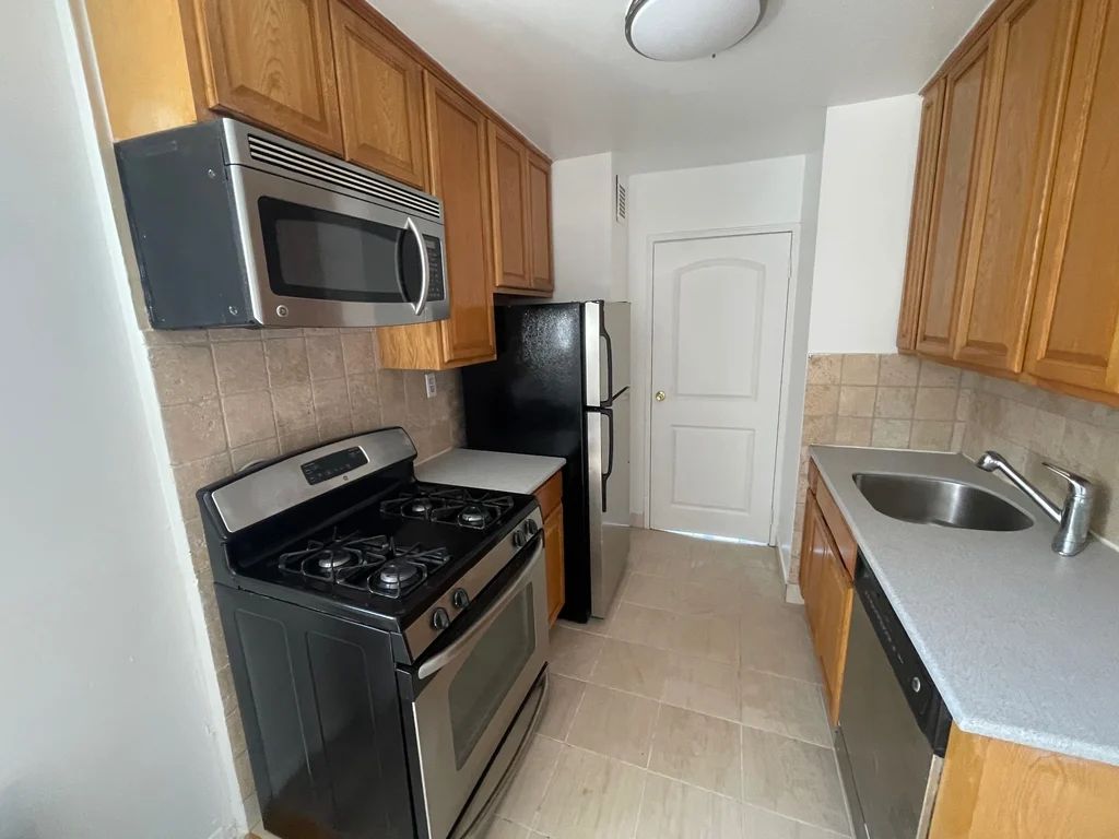 Apartment Douglaston Pkwy Queens, NY 11363, MLS-RD5597-3