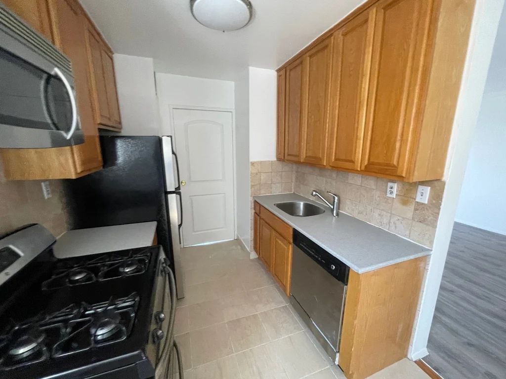 Apartment Douglaston Pkwy Queens, NY 11363, MLS-RD5597-4