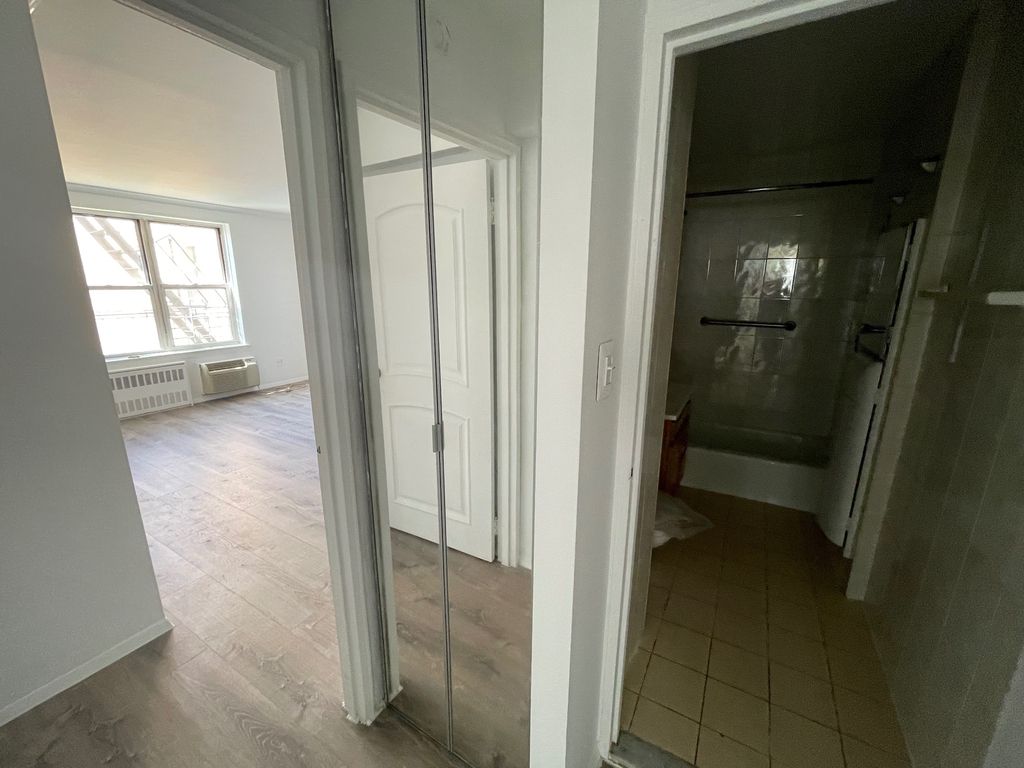 Apartment Douglaston Pkwy Queens, NY 11363, MLS-RD5597-13