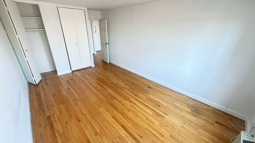 Apartment Bell Blvd  Queens, NY 11360, MLS-RD5643-20