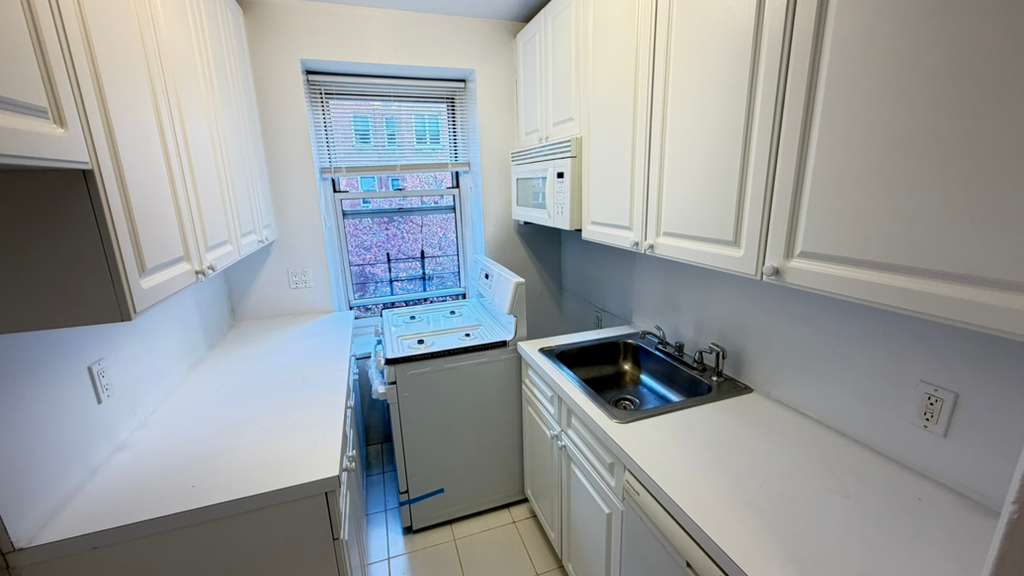 Apartment Yellowstone Blvd  Queens, NY 11375, MLS-RD5649-9