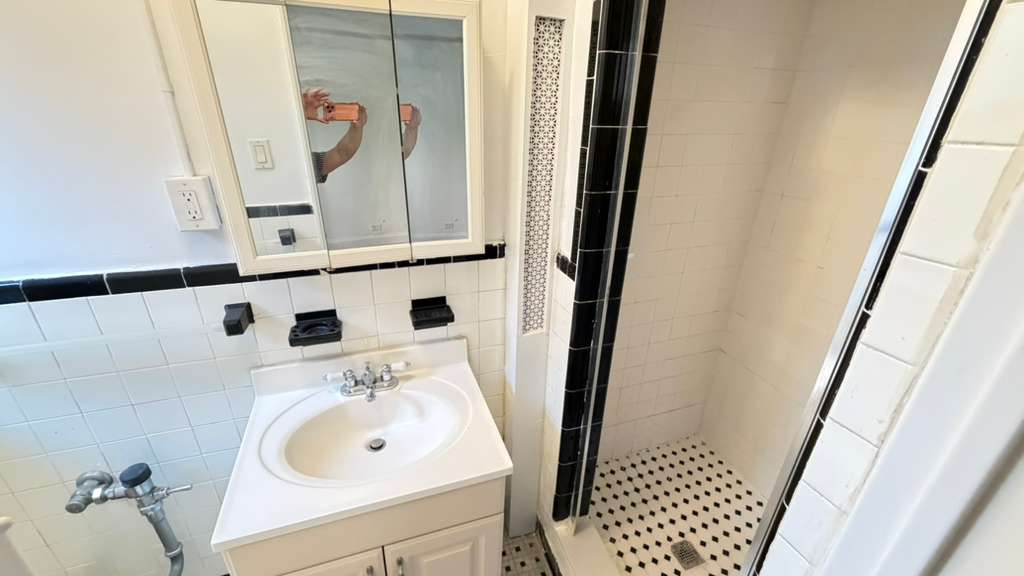 Apartment Yellowstone Blvd  Queens, NY 11375, MLS-RD5649-16