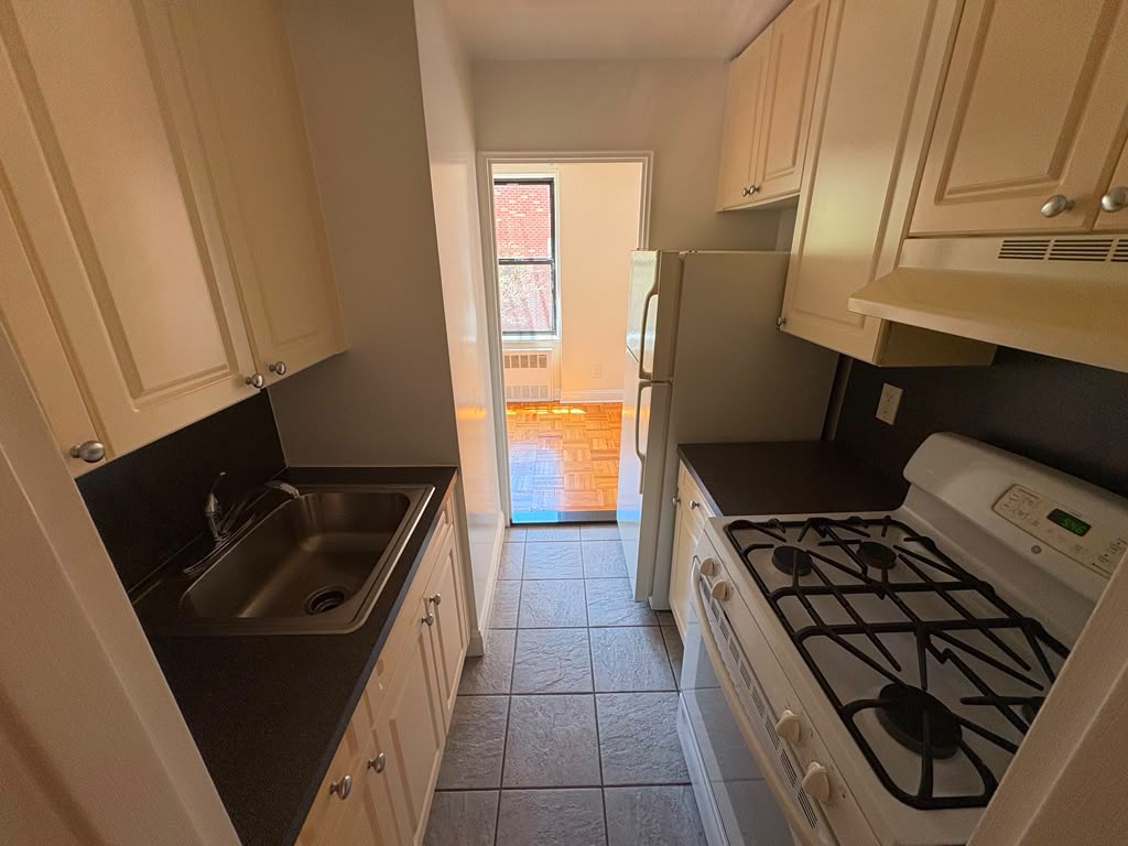 Apartment Ava Place Queens, NY 11432, MLS-RD5681-5