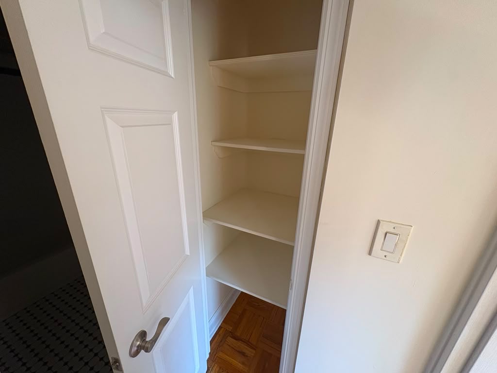 Apartment Ava Place  Queens, NY 11432, MLS-RD5681-10