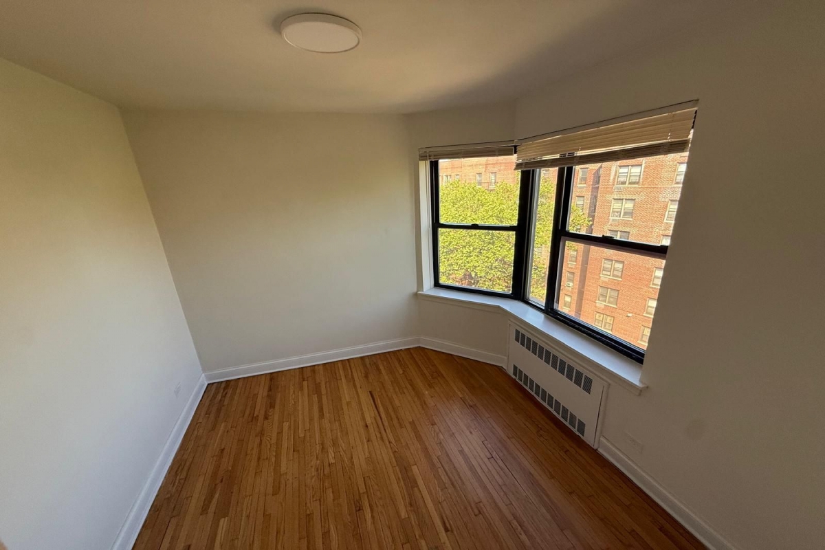 Apartment Pershing Crescent  Queens, NY 11435, MLS-RD5687-4