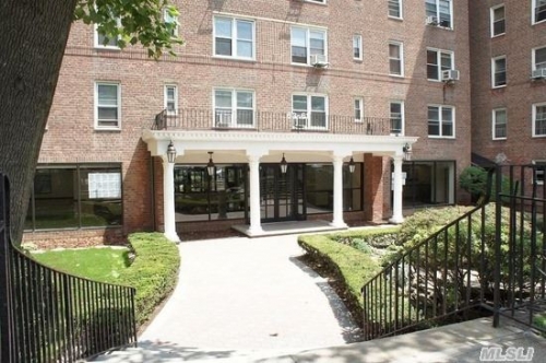 Apartment in Forest Hills - Yellowstone Blvd  Queens, NY 11375