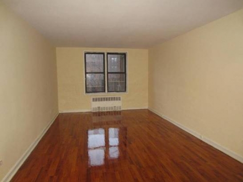 Apartment in Flushing - 34th Avenue  Queens, NY 11372